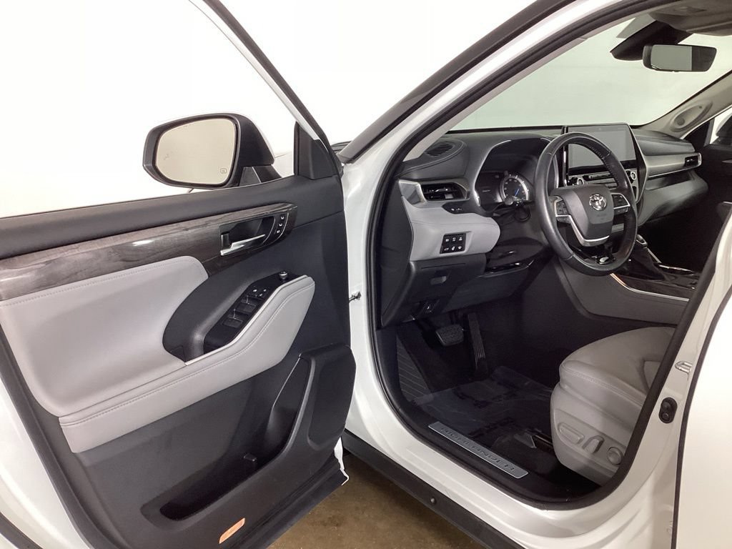 Used 2022 Toyota Highlander Limited AWD/4WD image 9