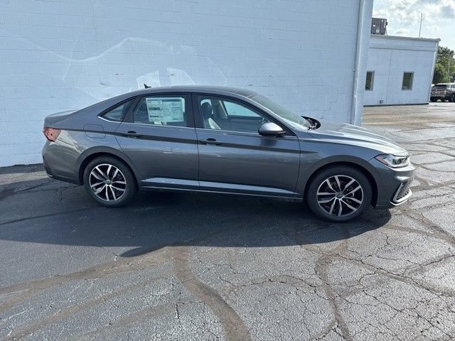 Used 2025 Volkswagen Jetta SE FWD image 17