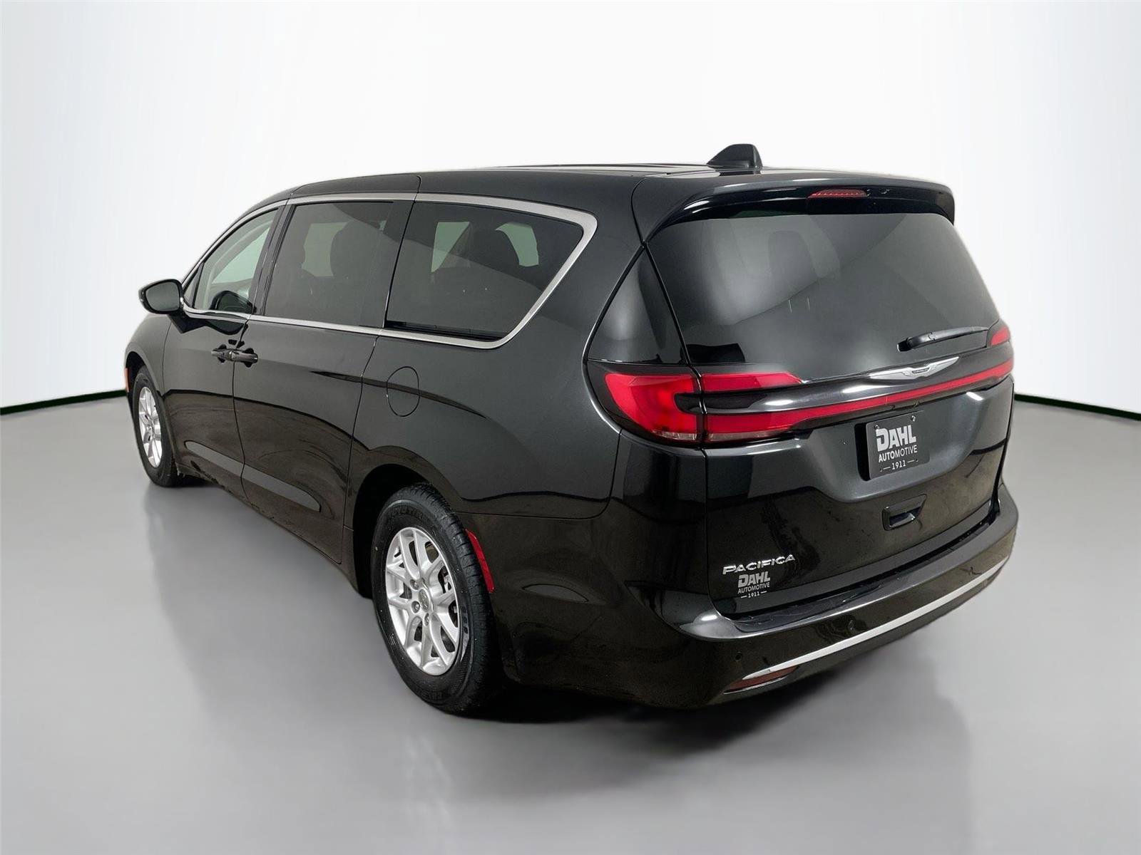 Used 2024 Chrysler Pacifica Touring-L image 5