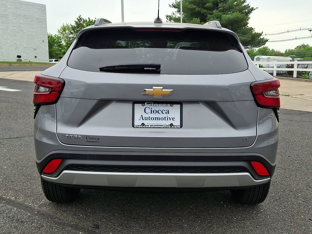 Used 2025 Chevrolet Trax LT FWD image 8