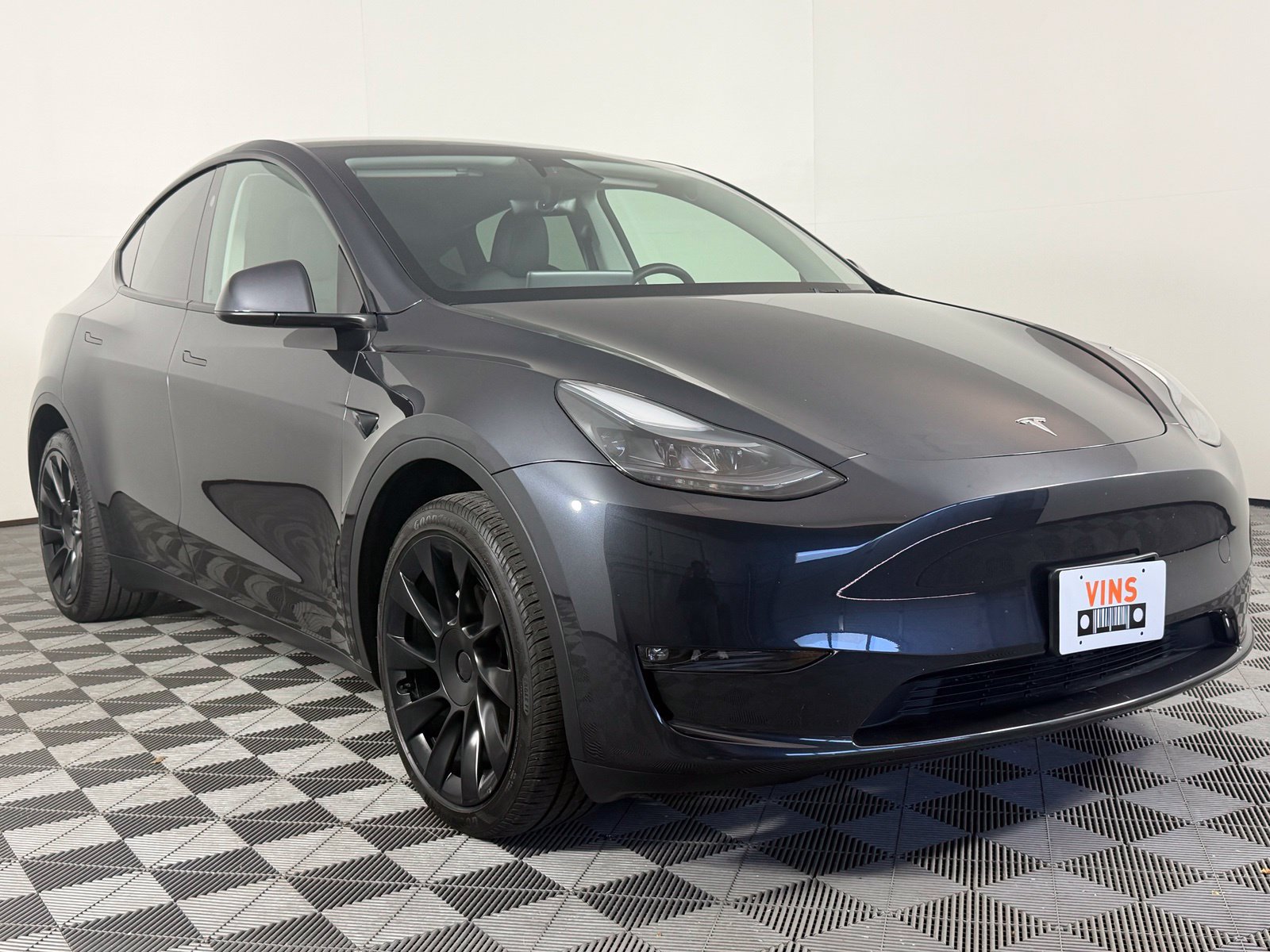 Used 2024 Tesla Model Y Long Range AWD/4WD image 1