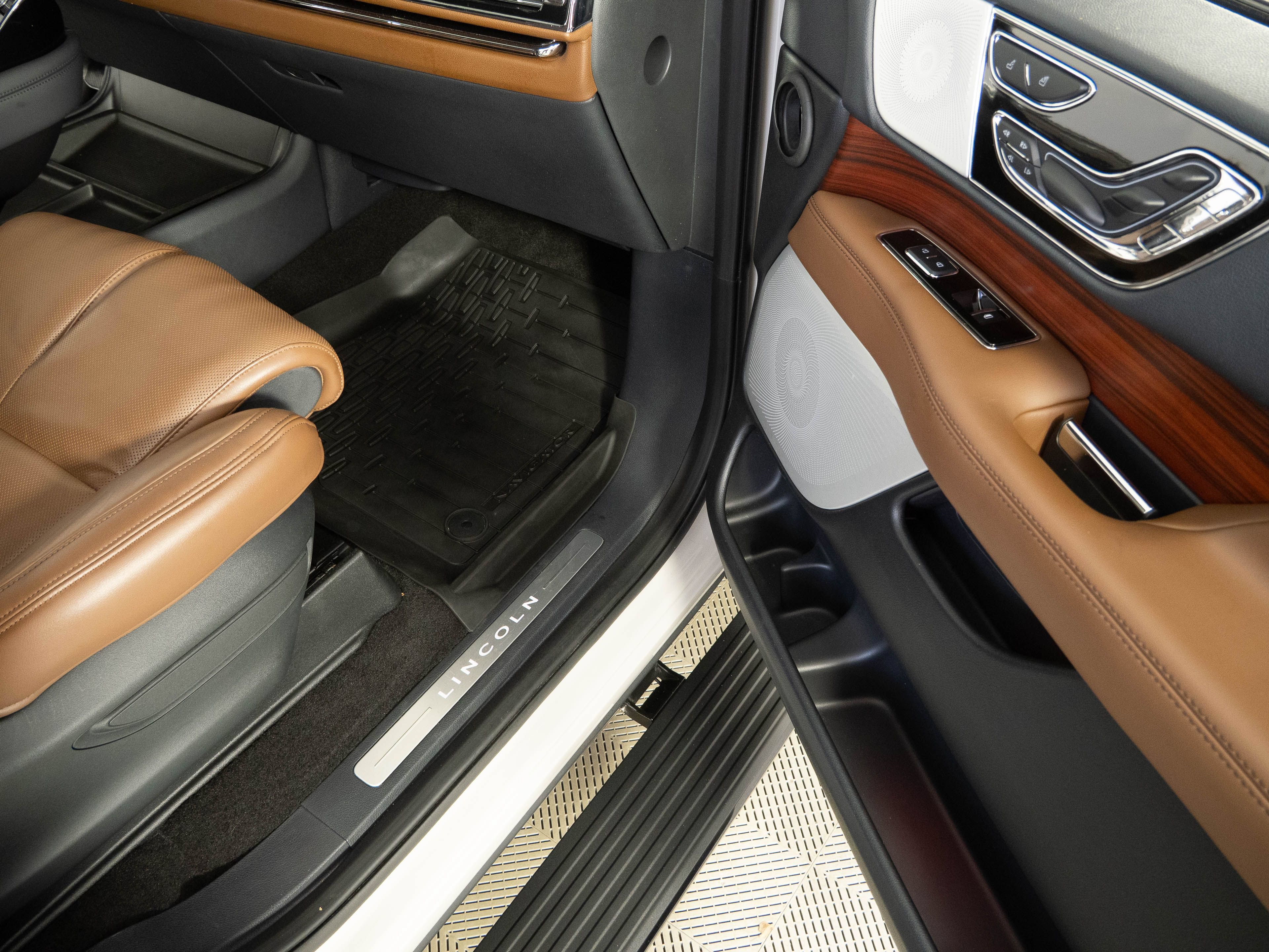 Used 2024 Lincoln Navigator Reserve AWD/4WD image 24