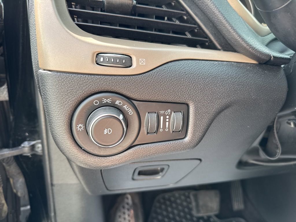 Used 2017 Jeep Cherokee Latitude w/ Cold Weather Group FWD image 17