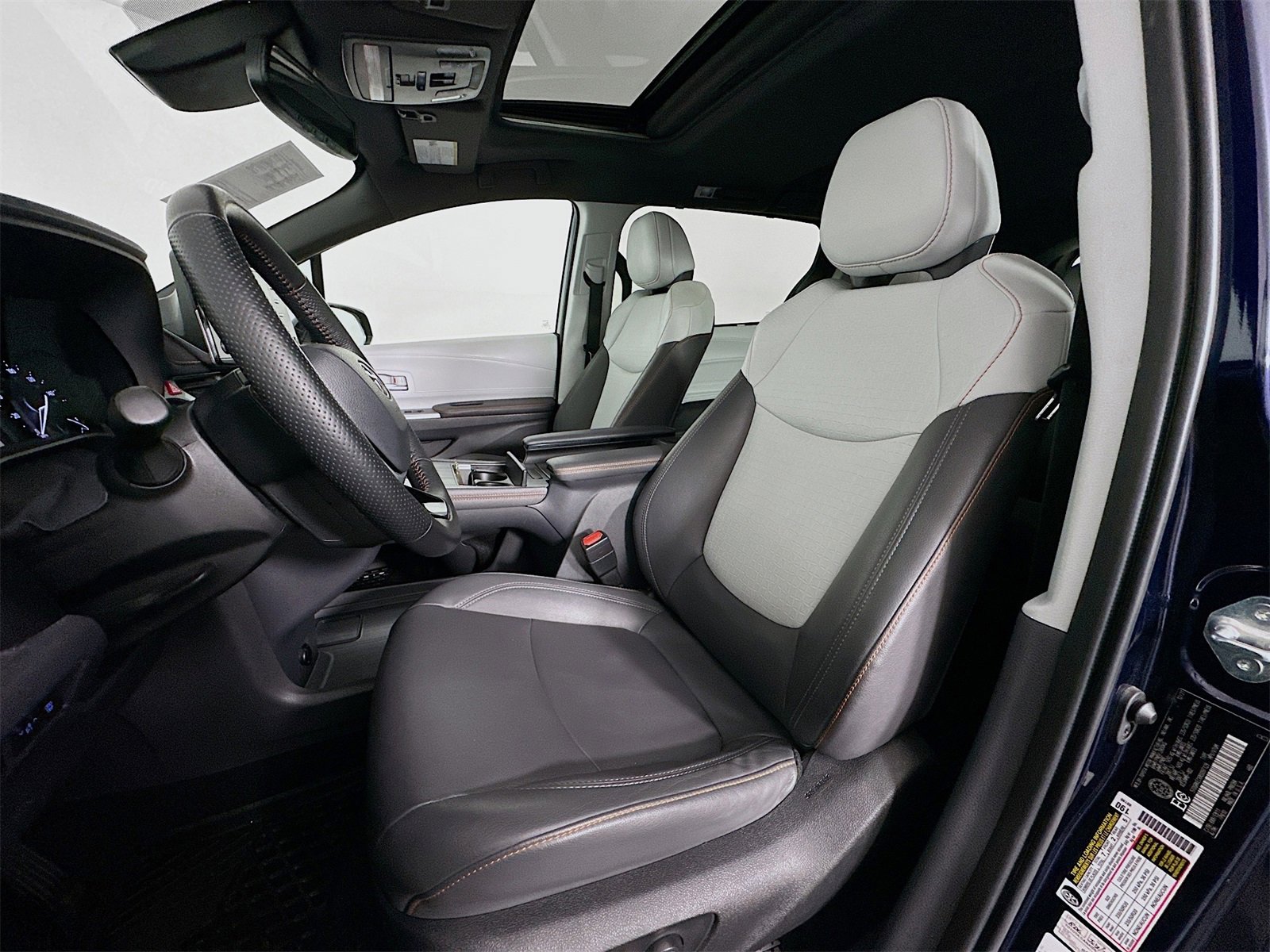 Used 2022 Toyota Sienna XSE image 21