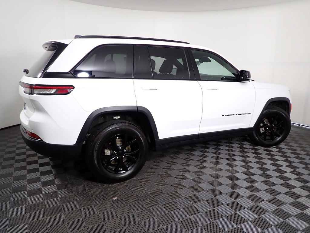 Used 2025 Jeep Grand Cherokee Altitude AWD/4WD image 19
