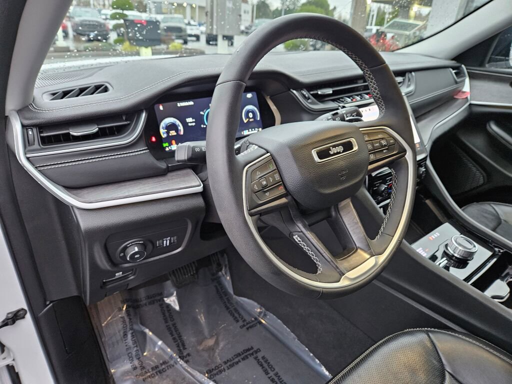 Used 2023 Jeep Grand Cherokee Limited w/ Luxury Tech Group II image 21