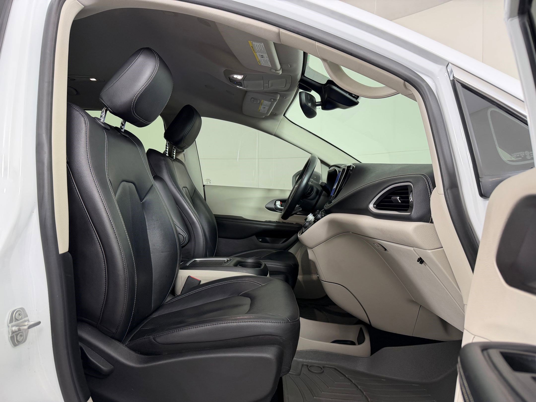 Used 2022 Chrysler Pacifica Touring-L image 28