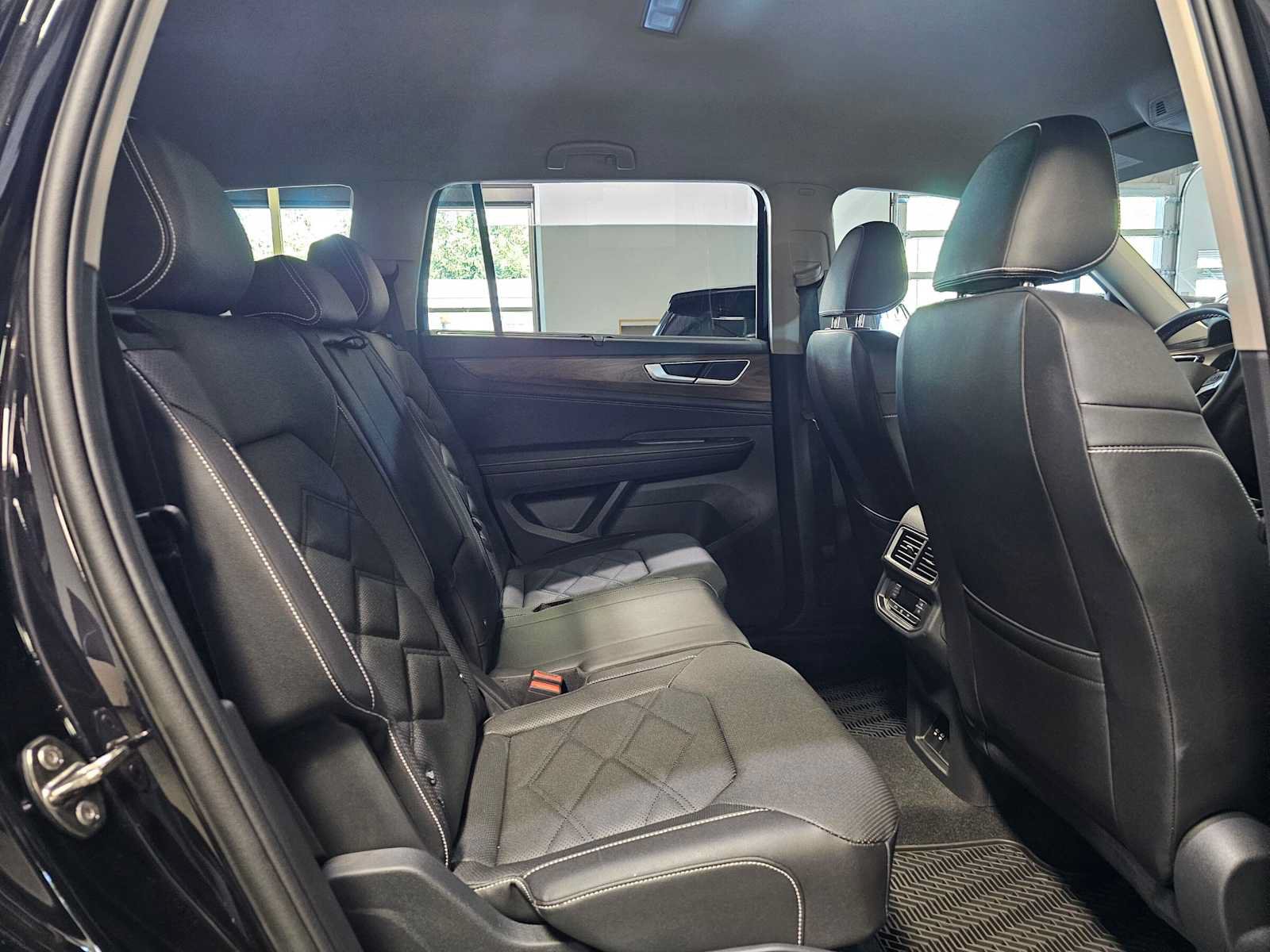 Used 2025 Volkswagen Atlas SE AWD/4WD image 12