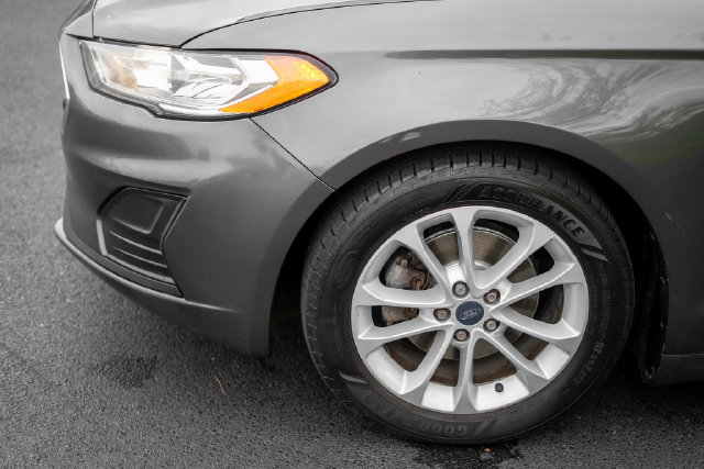 Used 2020 Ford Fusion SE FWD image 9