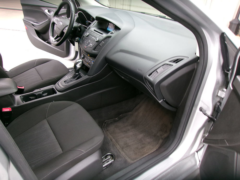 Used 2016 Ford Focus SE w/ SE Sport Package FWD image 9