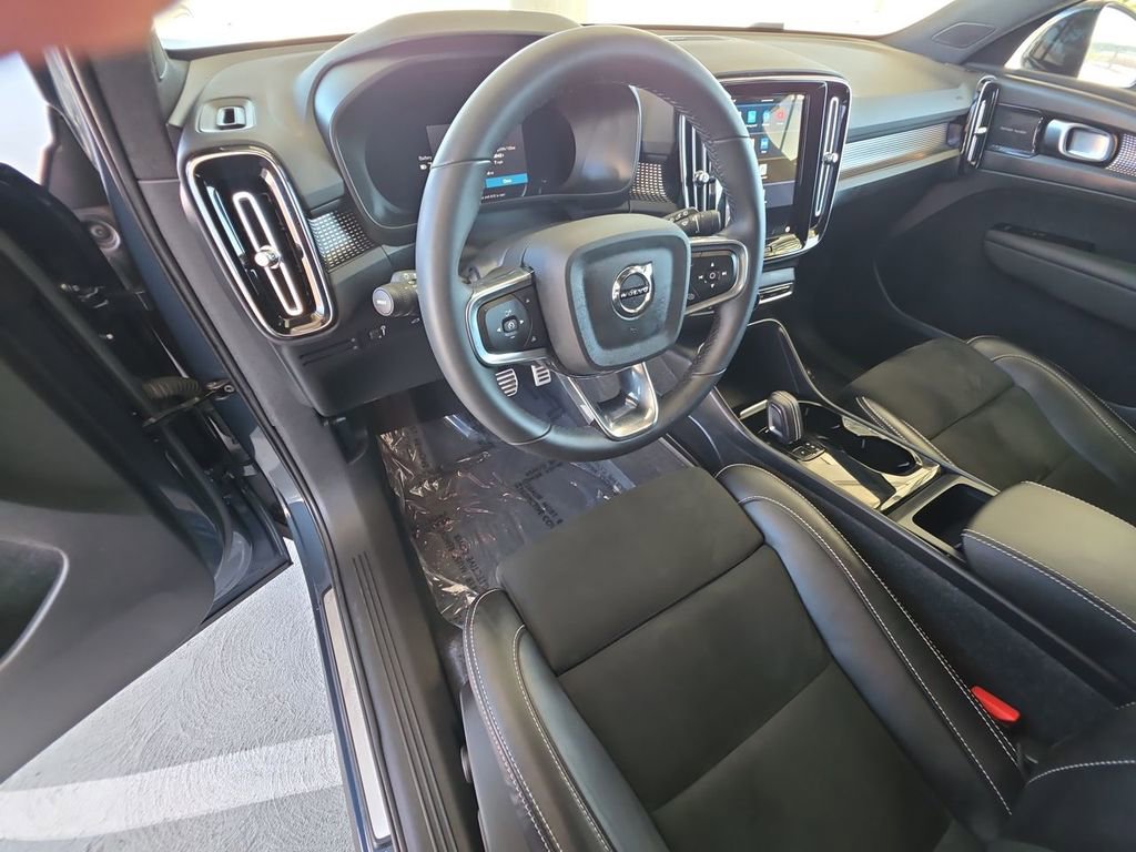 Used 2022 Volvo XC40 P8 Recharge Plus image 10