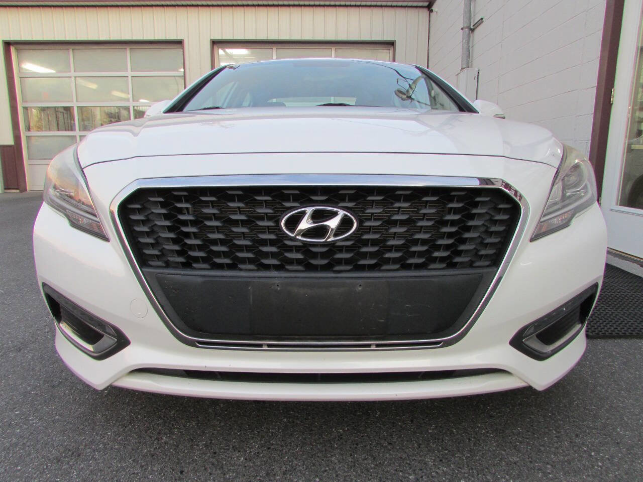 Used 2016 Hyundai Sonata SE image 2