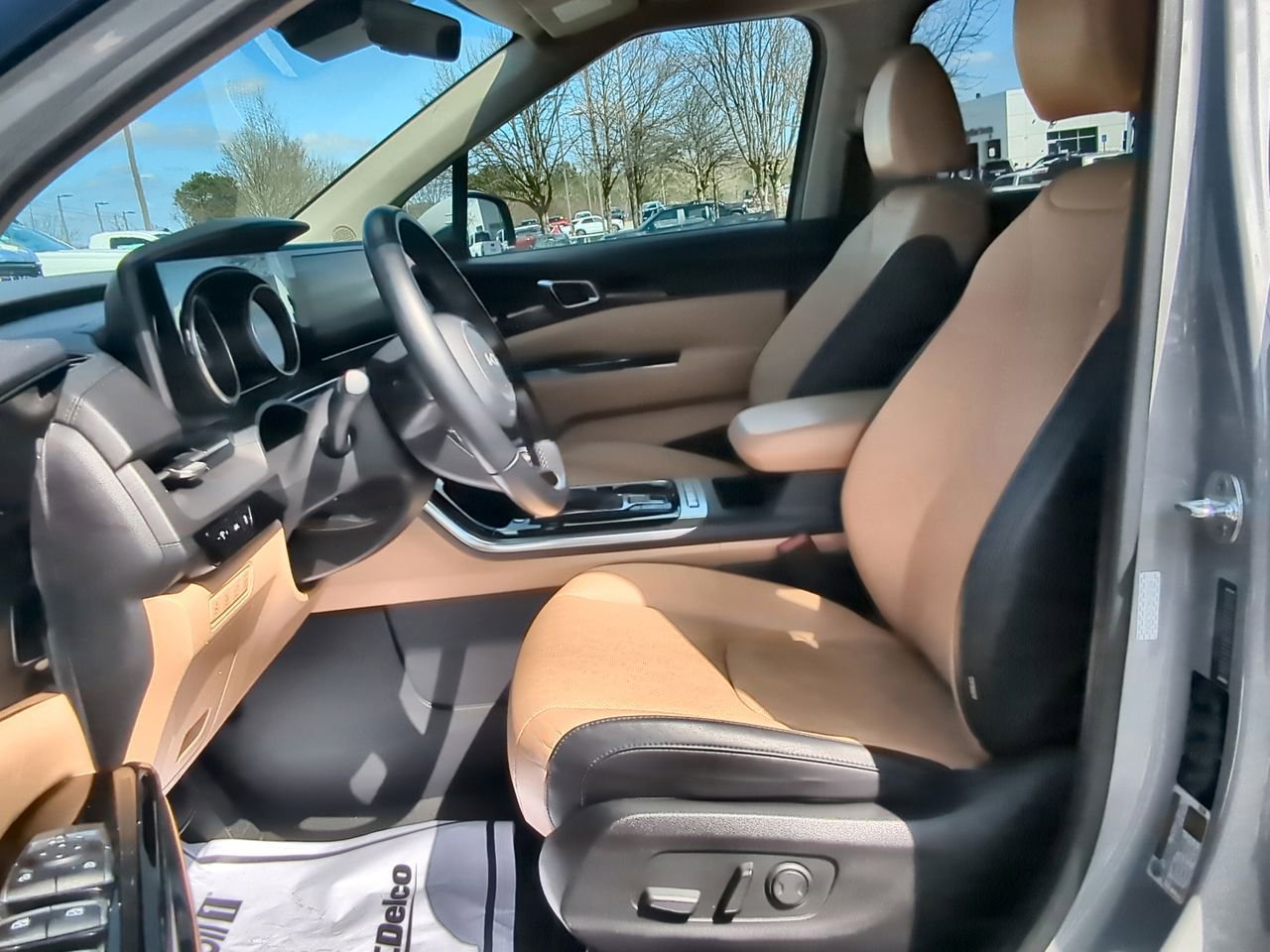 Used 2022 Kia Carnival EX image 19