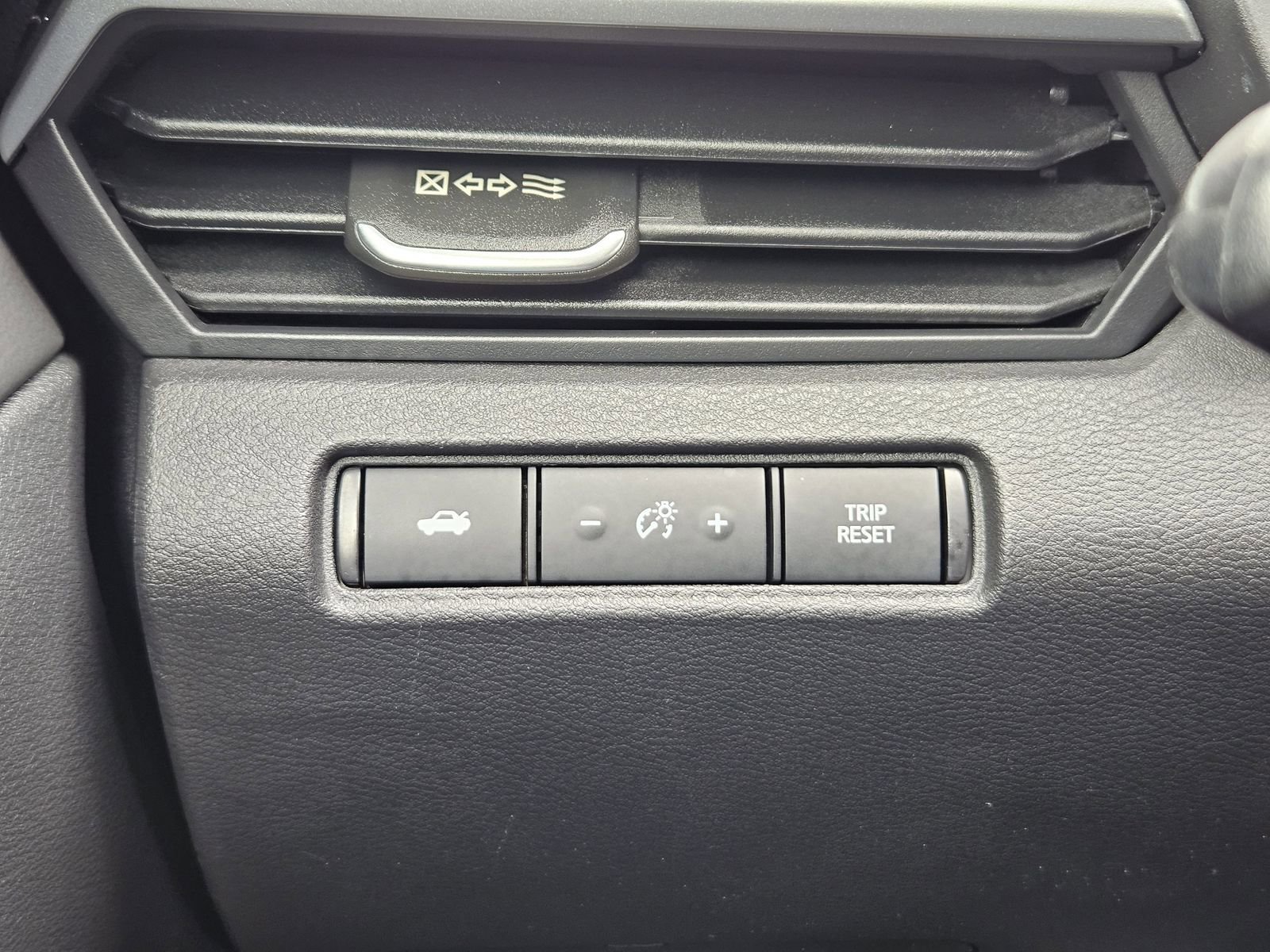 Used 2024 Nissan Altima 2.5 SV FWD image 25