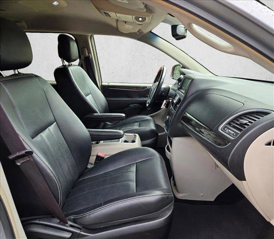 Used 2014 Chrysler Town & Country Touring FWD image 18