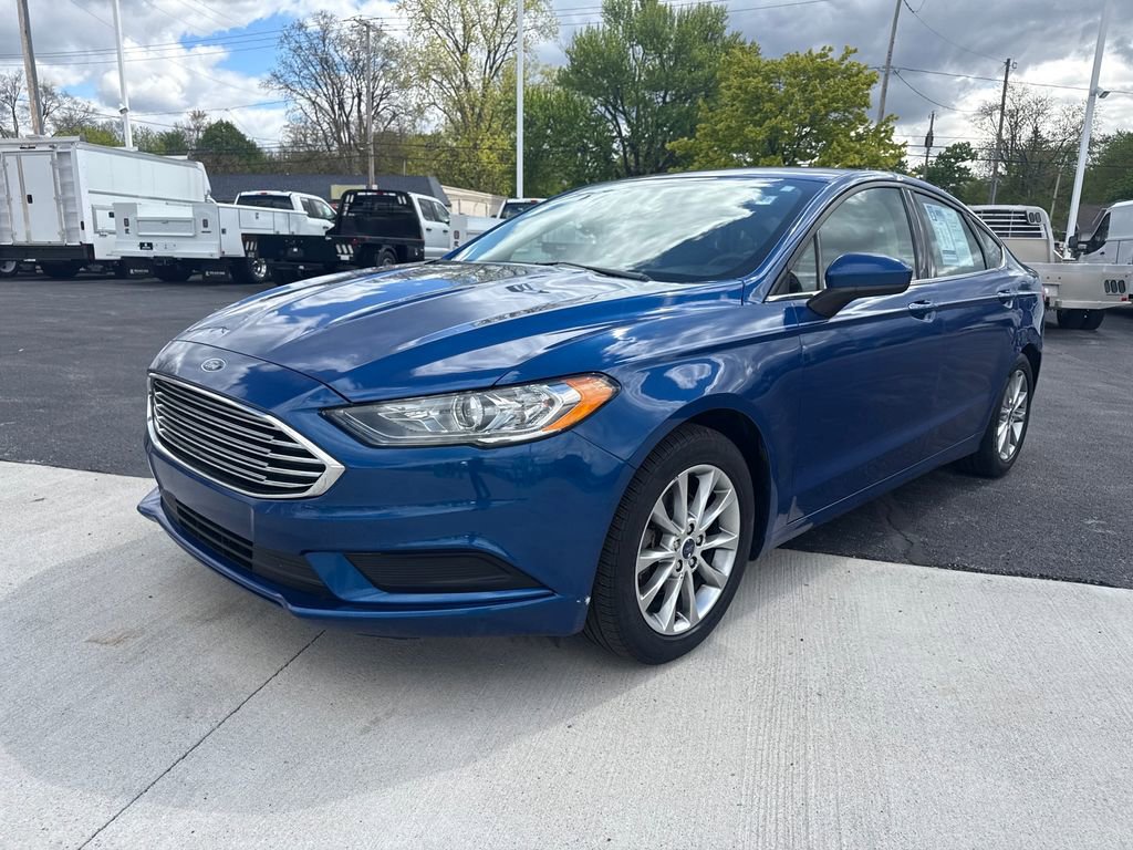 Used 2017 Ford Fusion SE w/ Fusion SE Technology Package FWD image 2