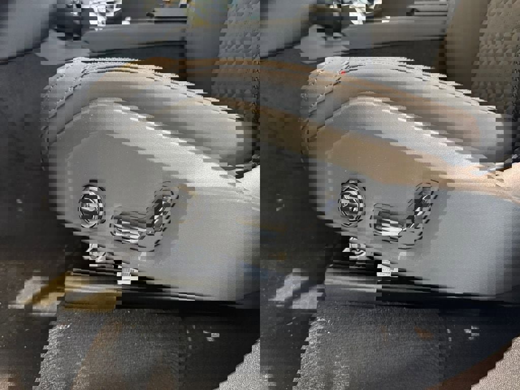 New 2026 Volvo XC90 B5 Core w/ Protection Package Premier image 25