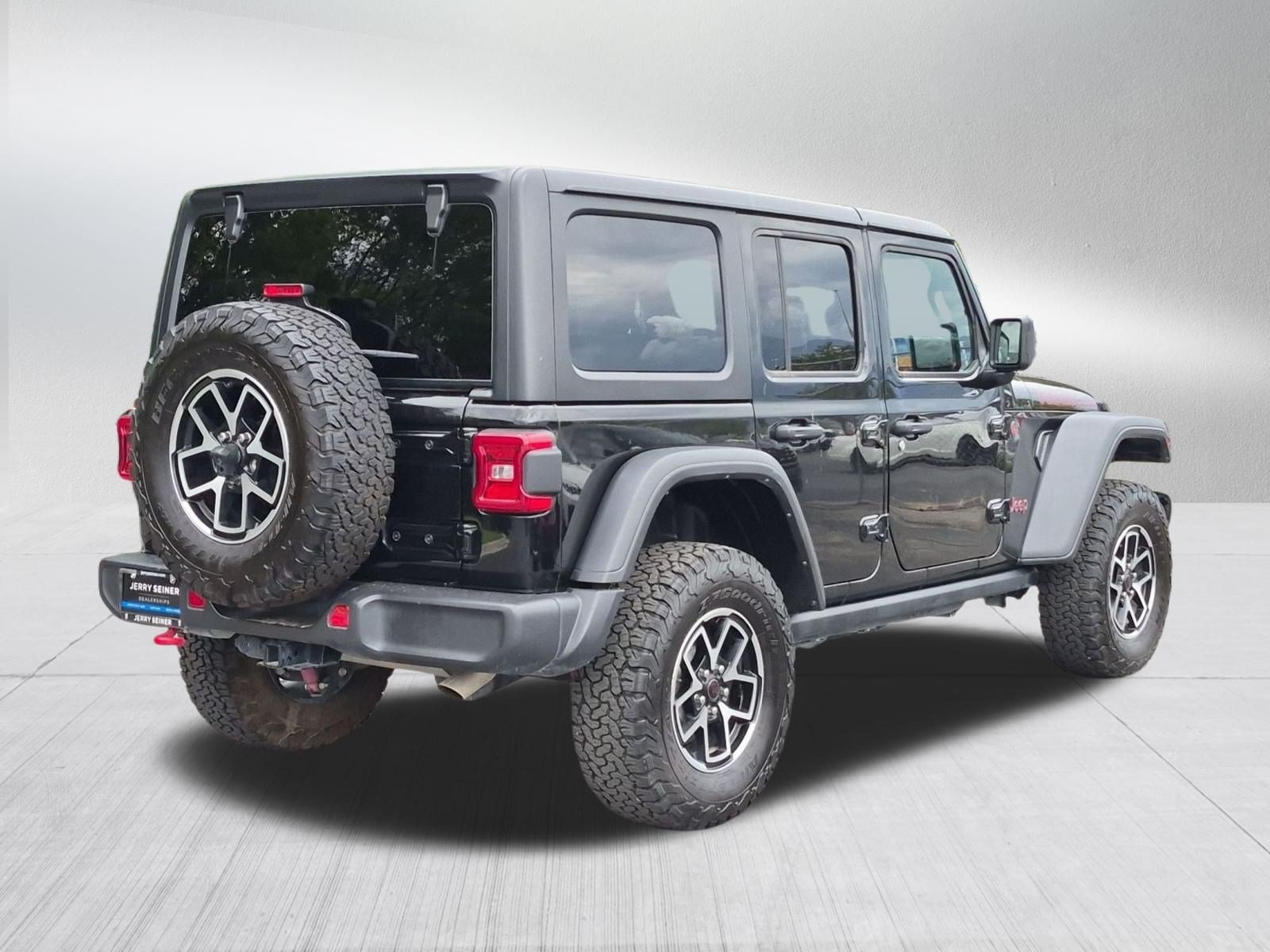 Used 2024 Jeep Wrangler Unlimited Rubicon w/ Convenience Group AWD/4WD image 5