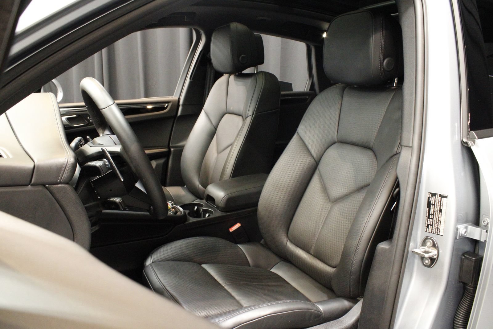 Certified 2026 Porsche Macan AWD/4WD image 5