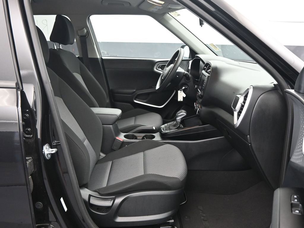 Used 2025 Kia Soul LX w/ LX Technology Package image 13