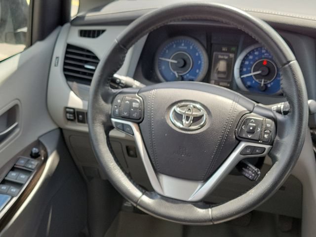 Used 2020 Toyota Sienna XLE w/ XLE Navigation Package FWD image 23