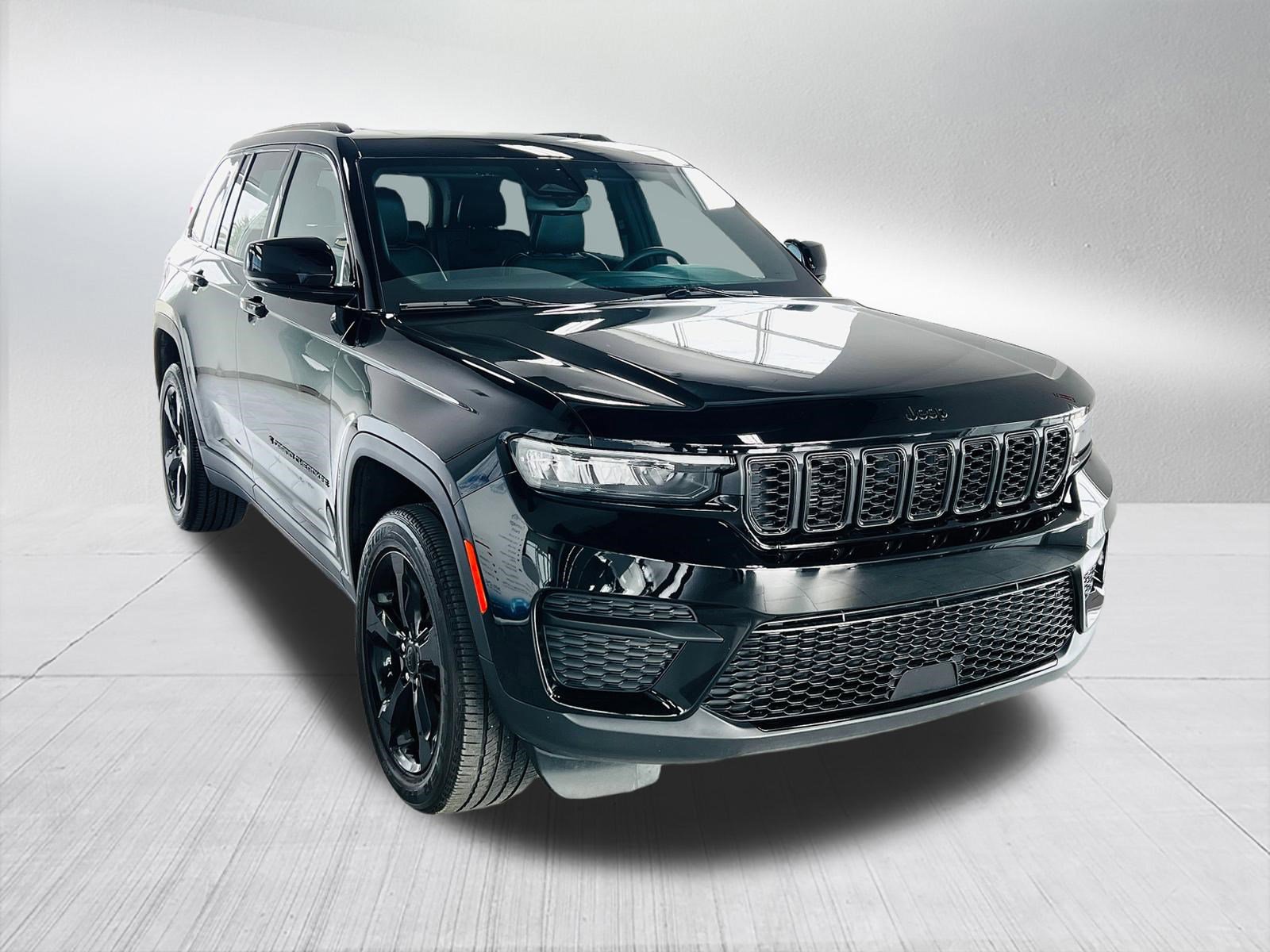 Used 2024 Jeep Grand Cherokee Altitude image 4