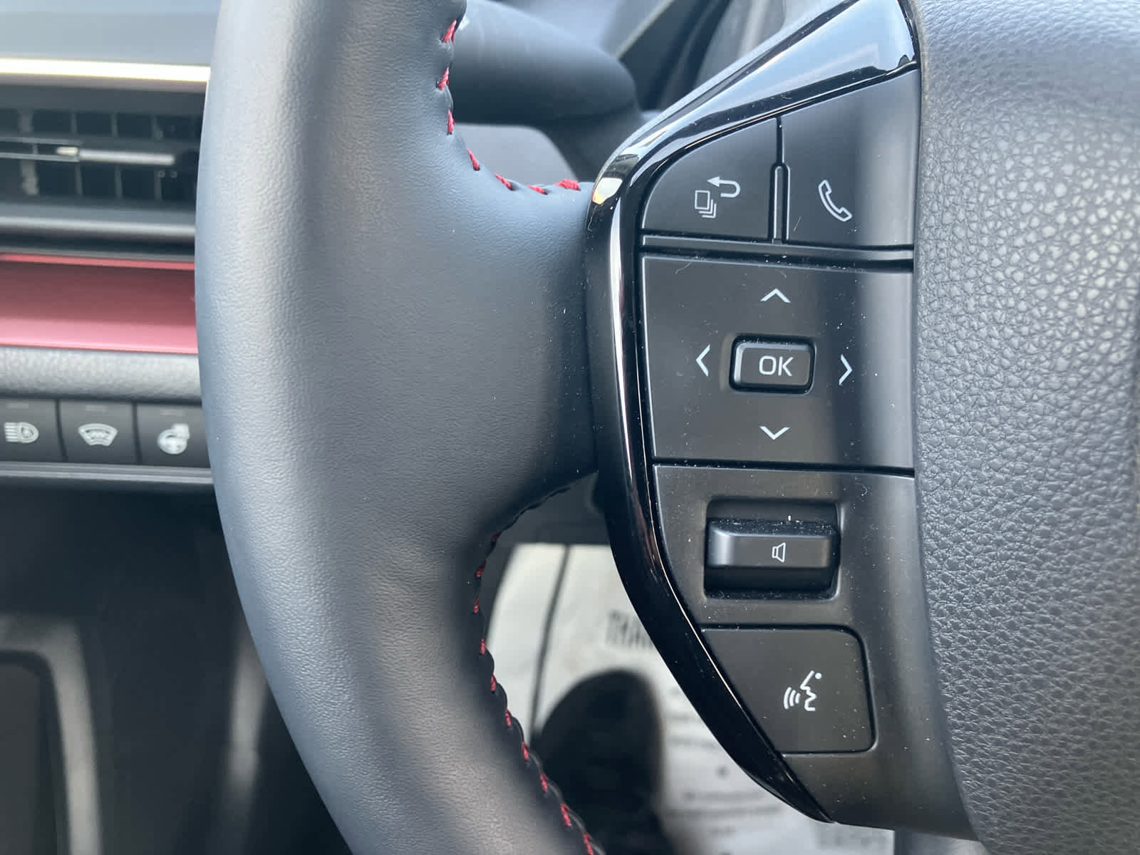 Used 2025 Toyota Prius Plug-In Hybrid w/ Limited Premium Package image 18