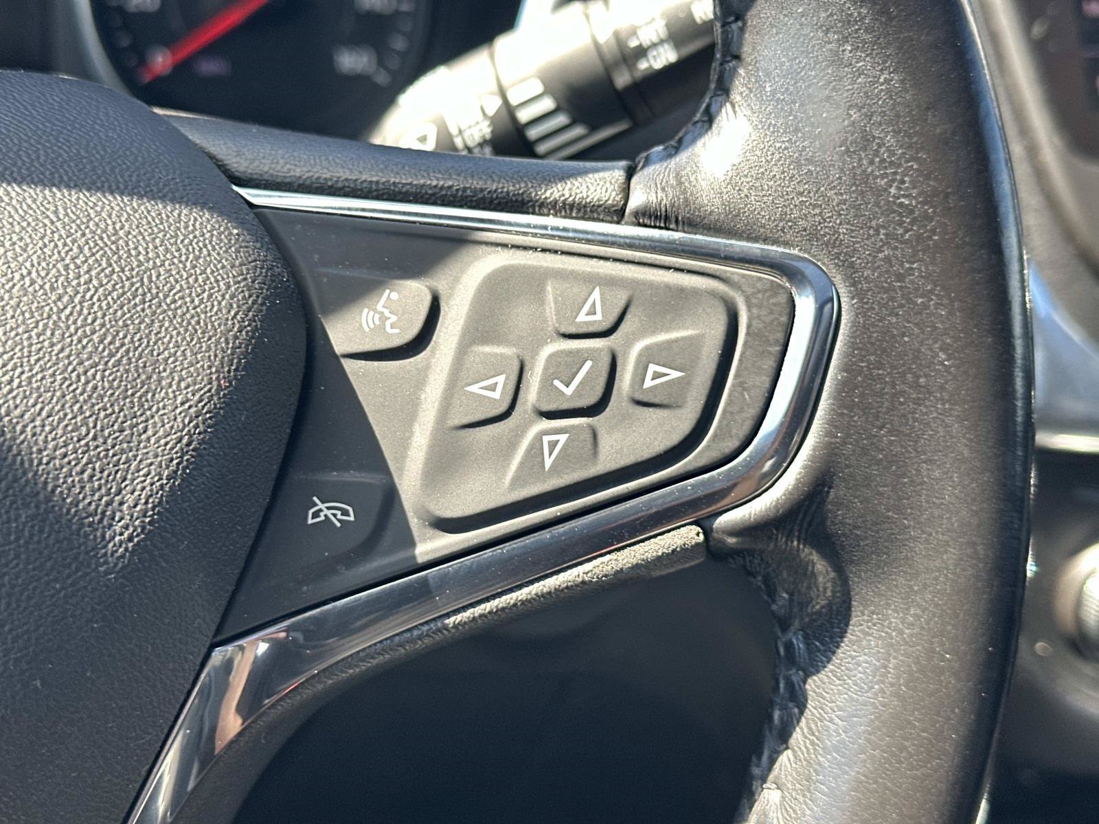 Used 2019 Chevrolet Equinox LT w/ Sun & Navigation Package FWD image 23