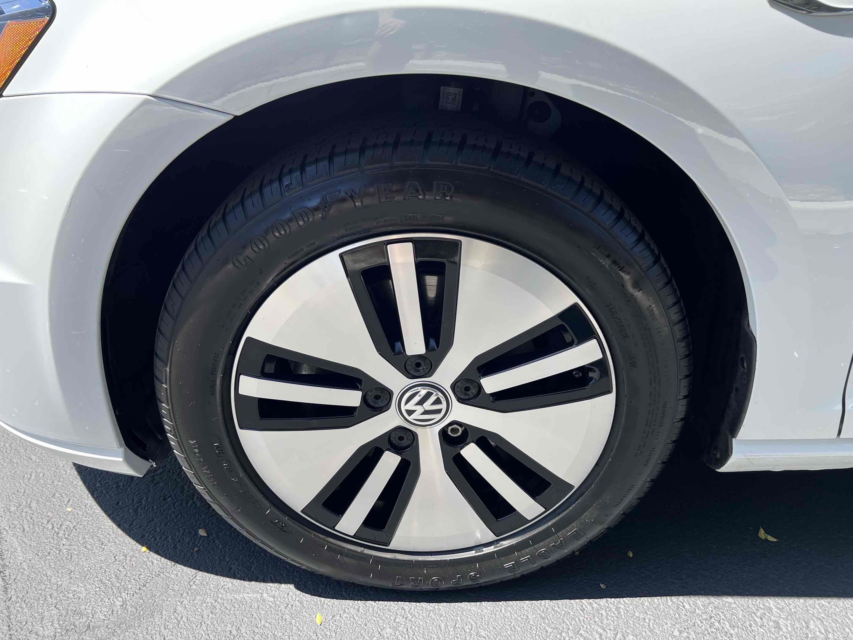 Used 2015 Volkswagen e-Golf SEL Premium FWD image 46