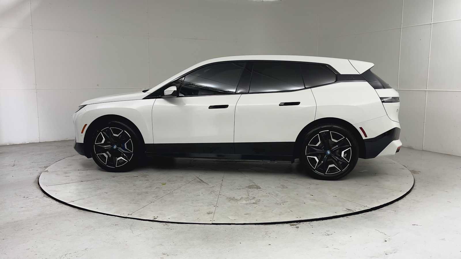 Certified 2024 BMW iX xDrive50 w/ Sport Package AWD/4WD image 4