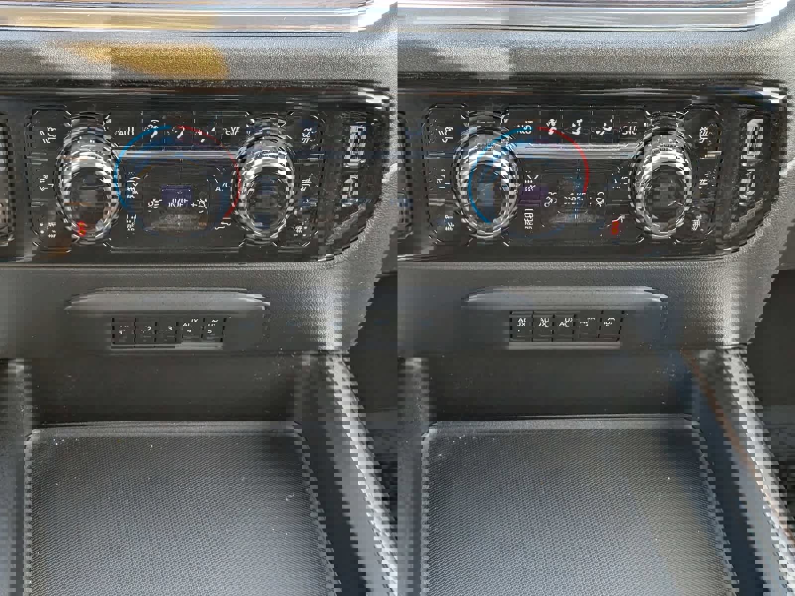 Used 2024 GMC Sierra 3500 SLT w/ SLT Premium Package image 26