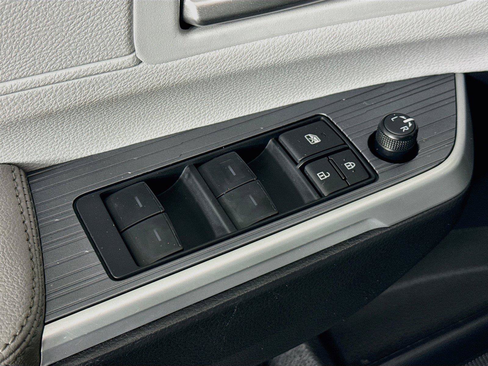 Certified 2025 Toyota Sienna XLE FWD image 28