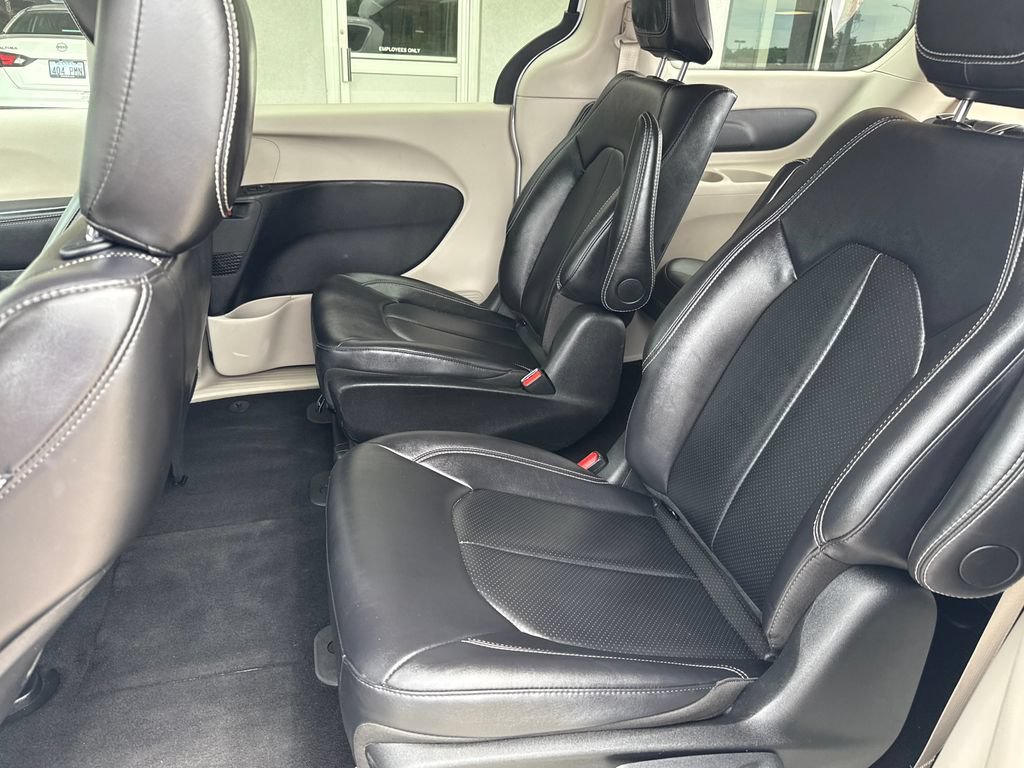 Used 2024 Chrysler Pacifica Limited FWD image 25