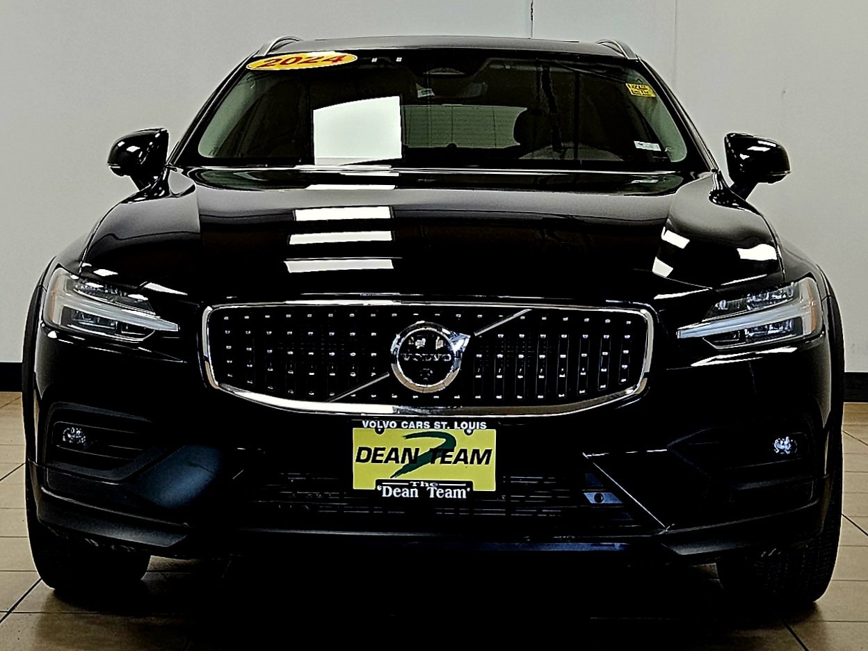 Used 2024 Volvo V60 B5 Cross Country Plus image 6