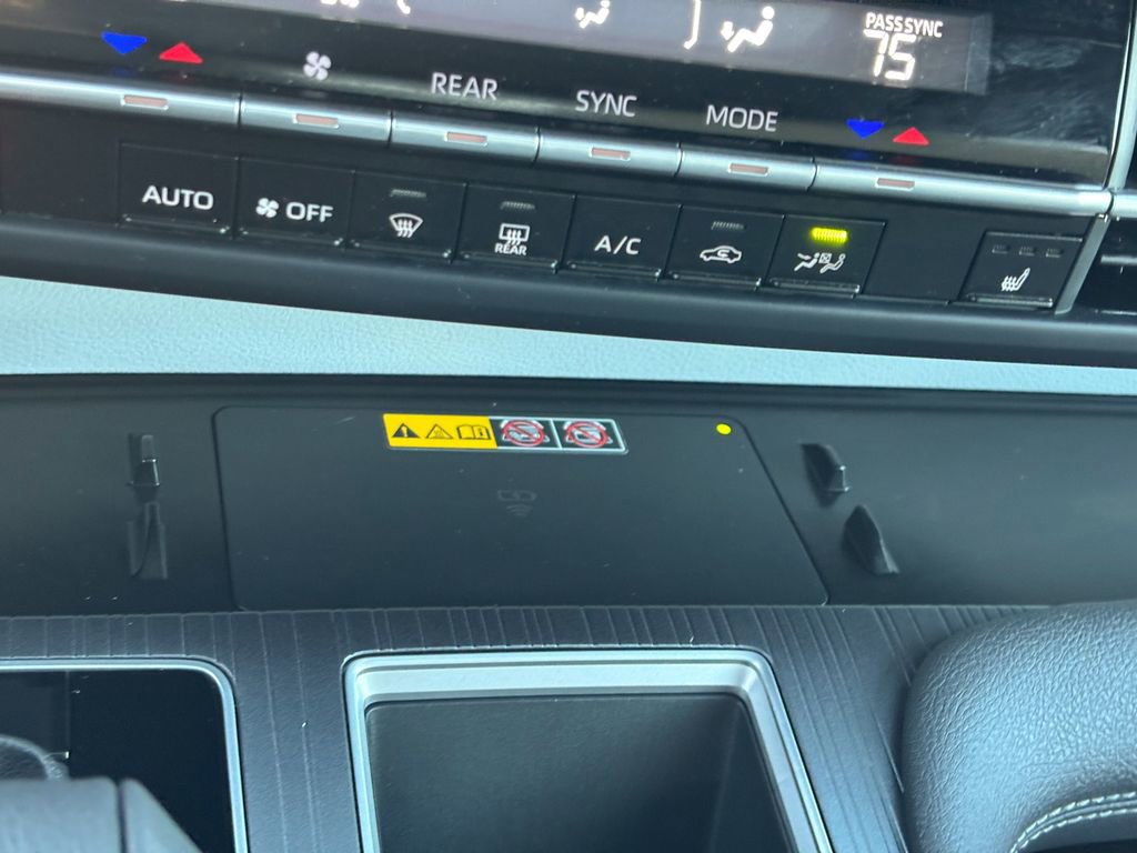 Used 2025 Toyota Sienna XLE image 23