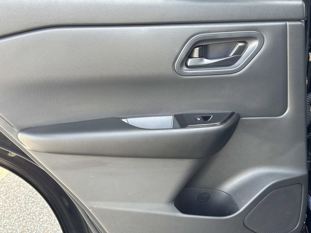 Used 2025 Nissan Rogue S image 12