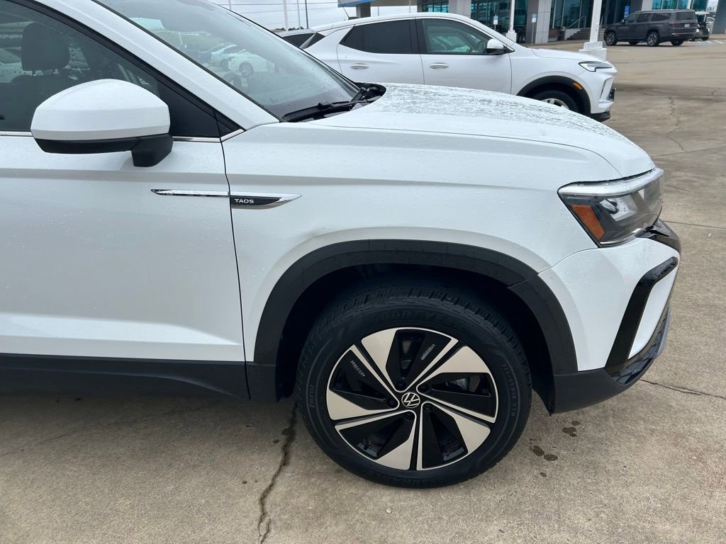 Used 2023 Volkswagen Taos SE AWD/4WD image 2