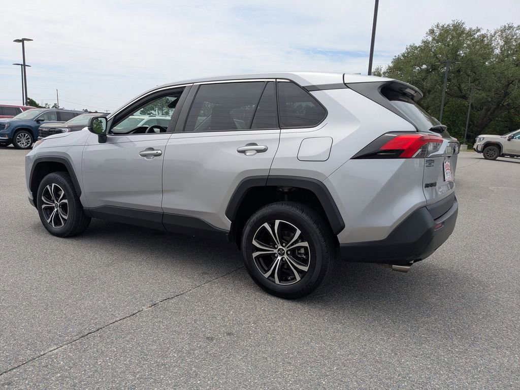 Used 2022 Toyota RAV4 LE AWD/4WD image 6