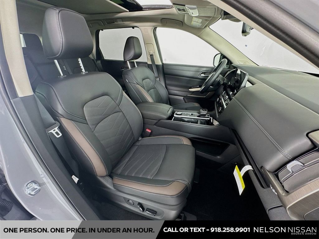 New 2025 Nissan Pathfinder Platinum w/ Black Appearance Package image 31