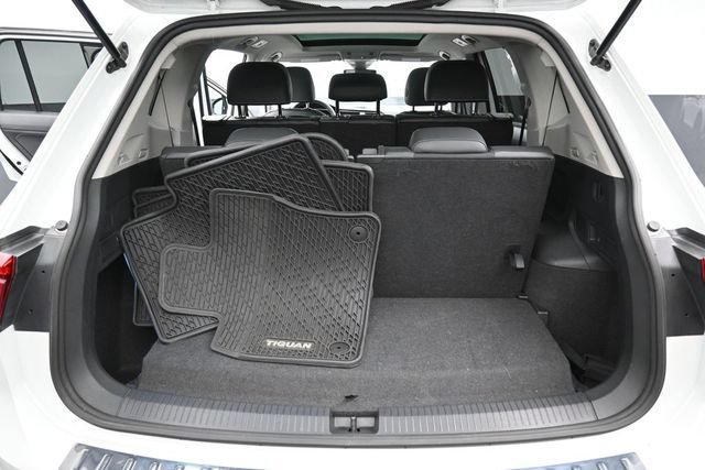 Used 2023 Volkswagen Tiguan SE w/ Panoramic Sunroof Package FWD image 31