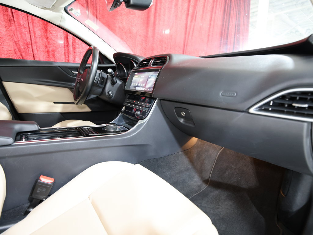 Used 2019 Jaguar XE Premium RWD image 22
