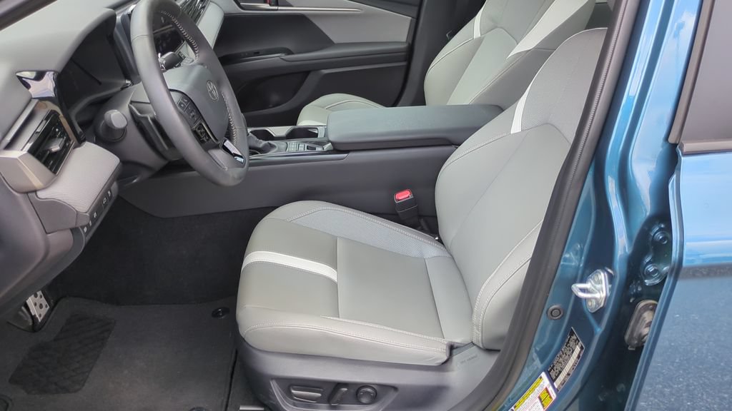 Used 2025 Toyota Camry SE w/ Convenience Package FWD image 11