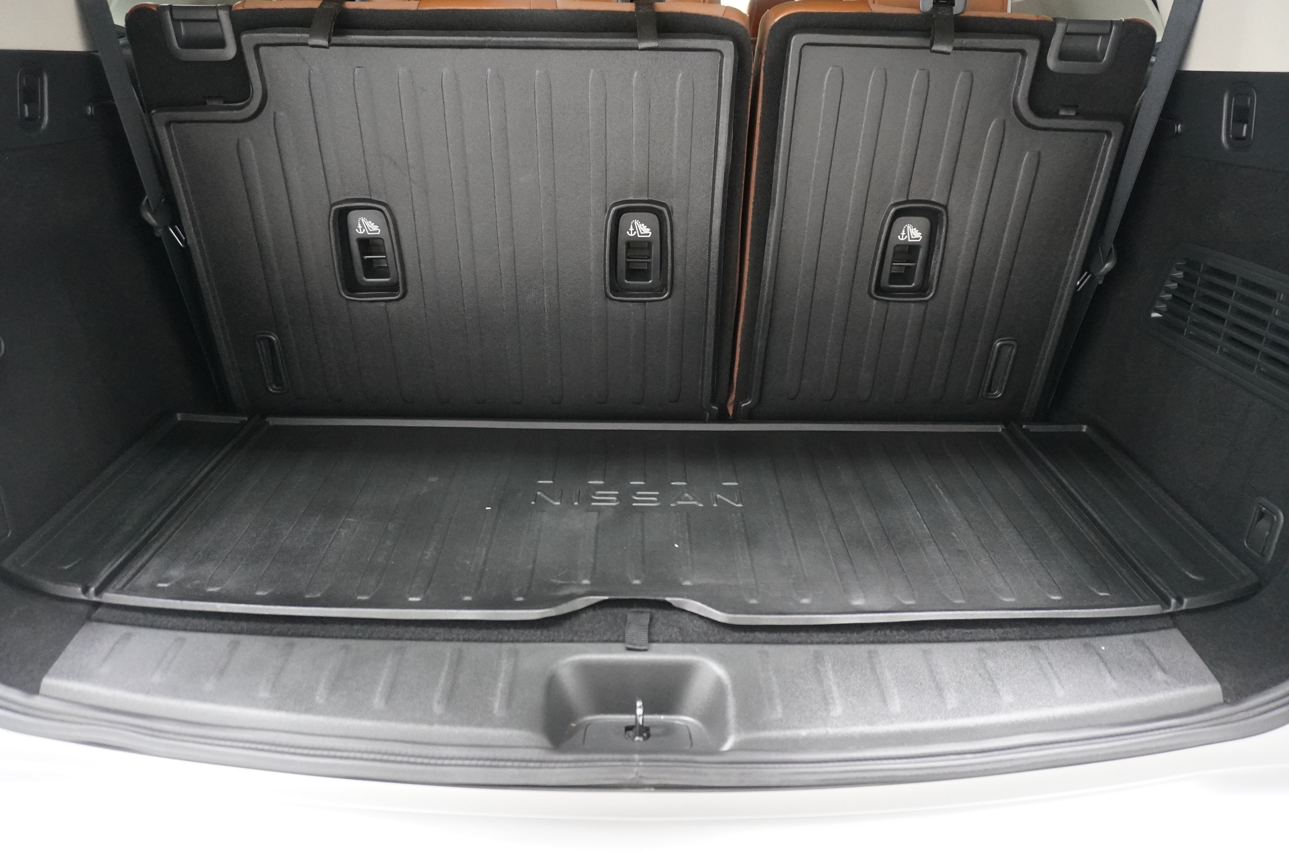 Used 2024 Nissan Pathfinder Platinum w/ Lighting Package (N93) FWD image 32
