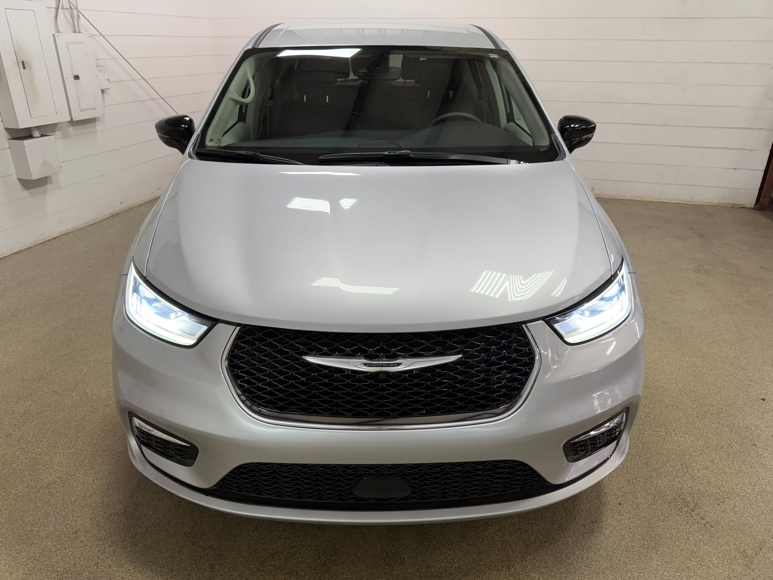 Used 2024 Chrysler Pacifica Touring-L FWD image 27