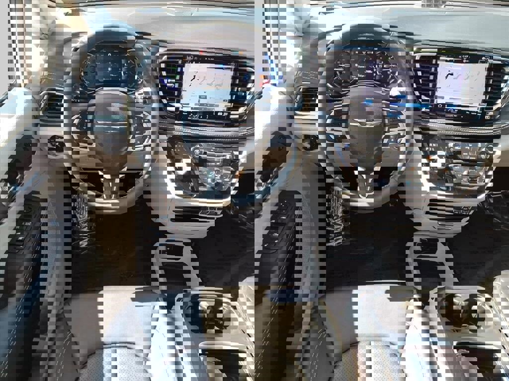 Used 2024 Chrysler Pacifica Select image 12