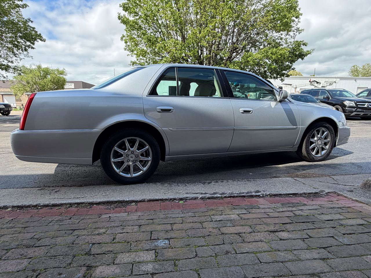 Used 2010 Cadillac DTS Luxury FWD image 8