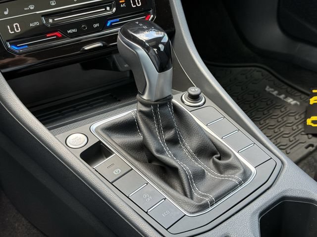 Used 2026 Volkswagen Jetta SE FWD image 19