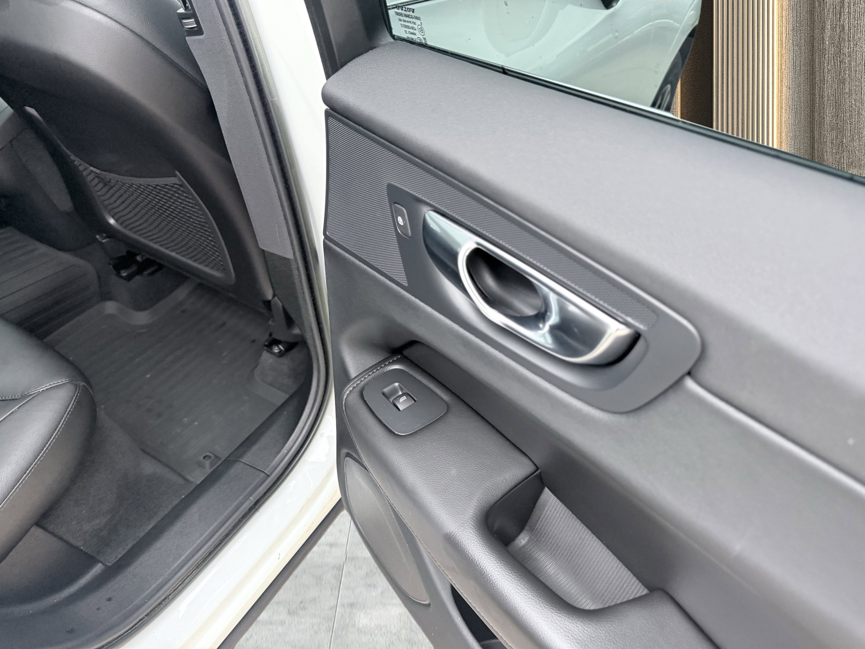 Used 2023 Volvo XC60 B5 Core image 40