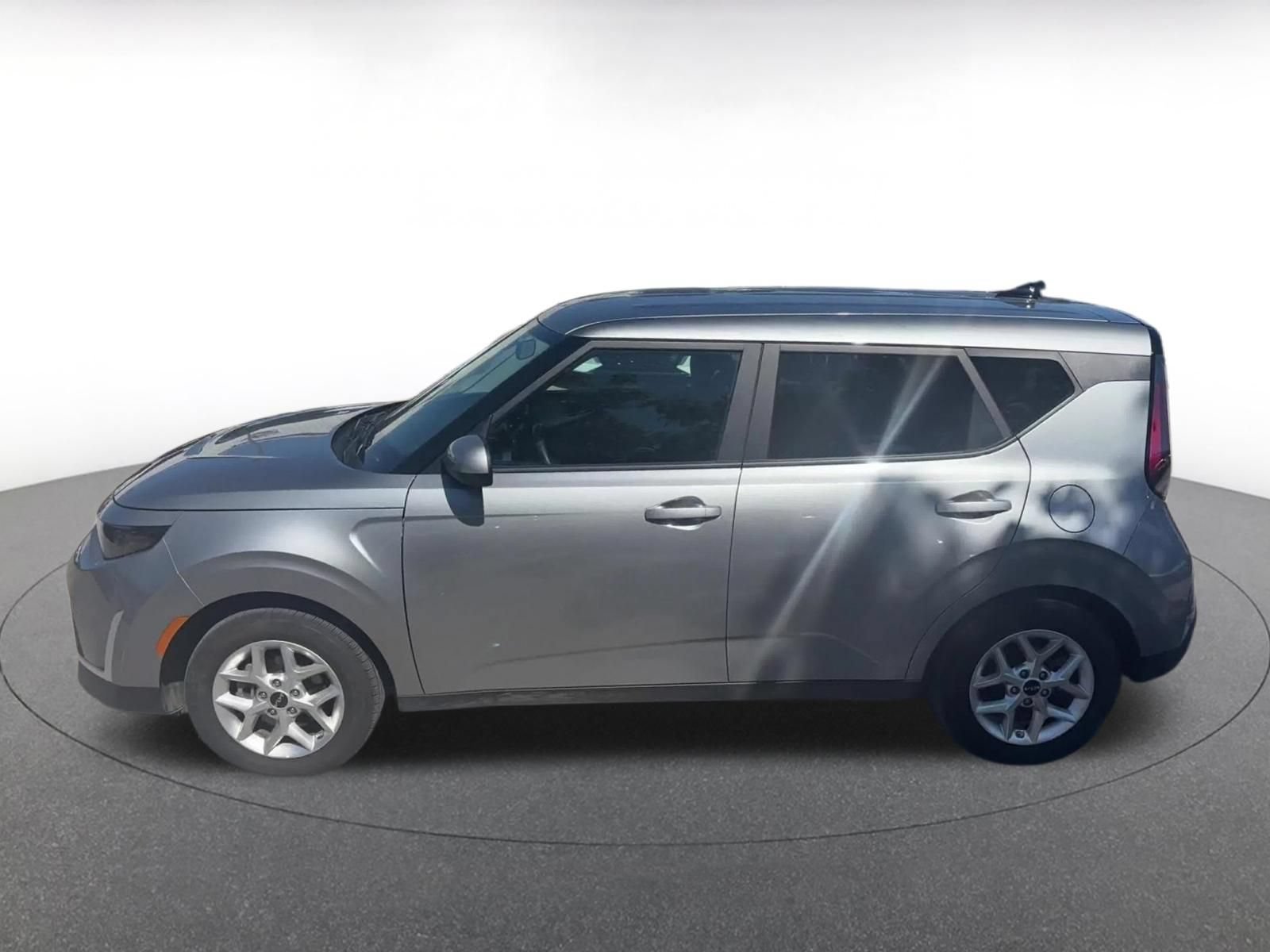 Used 2025 Kia Soul LX w/ LX Technology Package FWD image 8