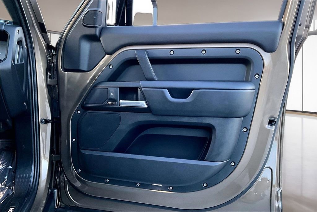 Certified 2025 Land Rover Defender 110 X image 26